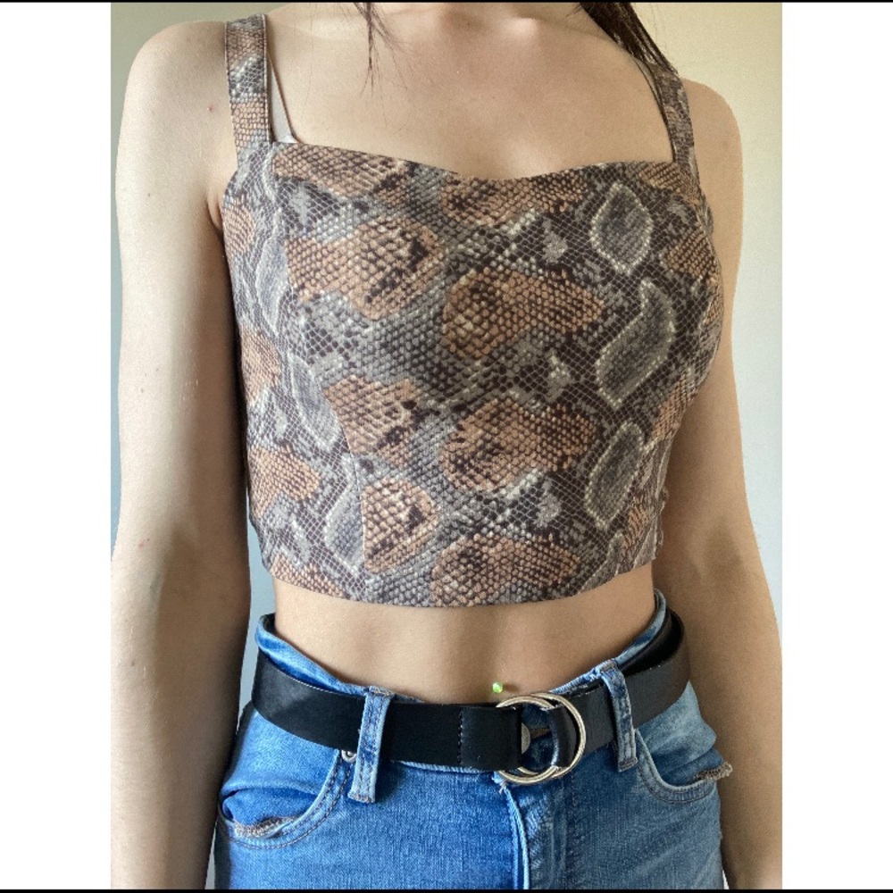 DYNAMITE SNAKE PRINT CROP TOP